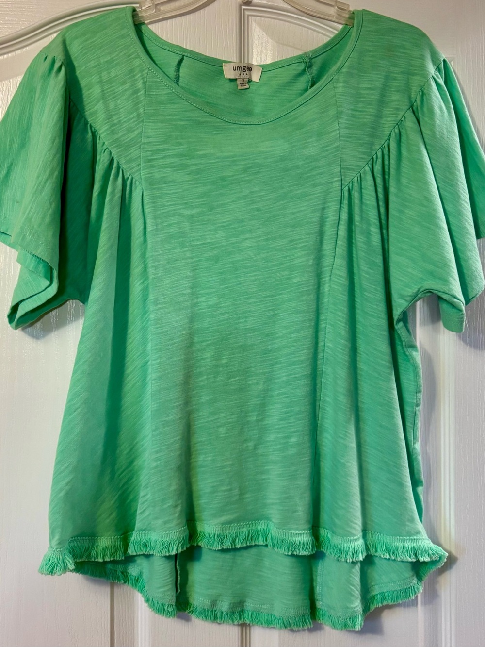 🍏Green Umgee top with round neck, gathered bodice/sleeves, fringed hi-low bottom